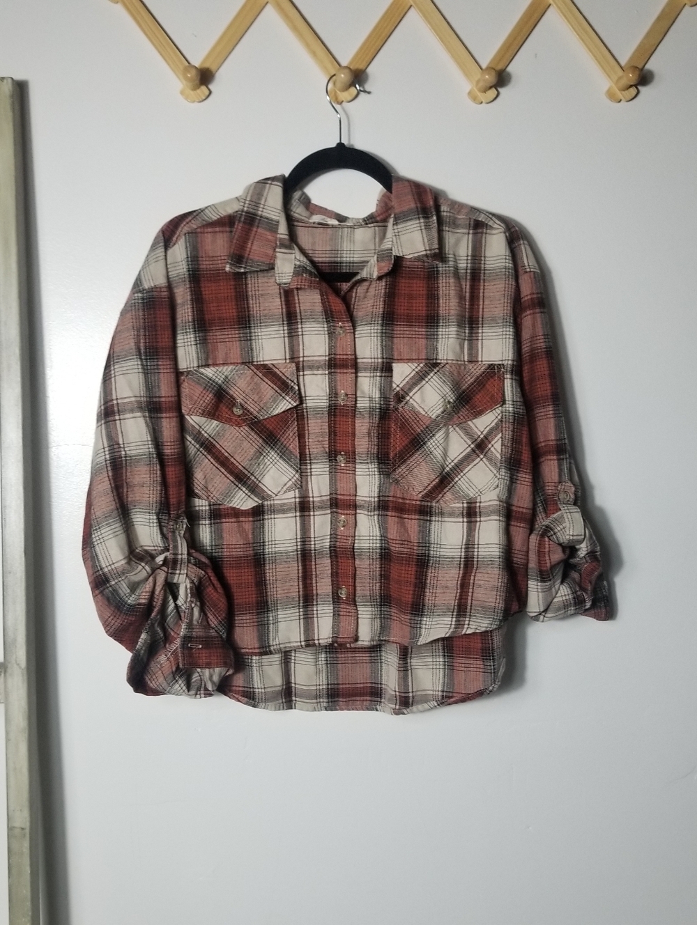 LOVE NOTES WOMEN'S BURNT RED ORANGE AND TAN PLAID CROPPED BUTTON DOWN SIZE L